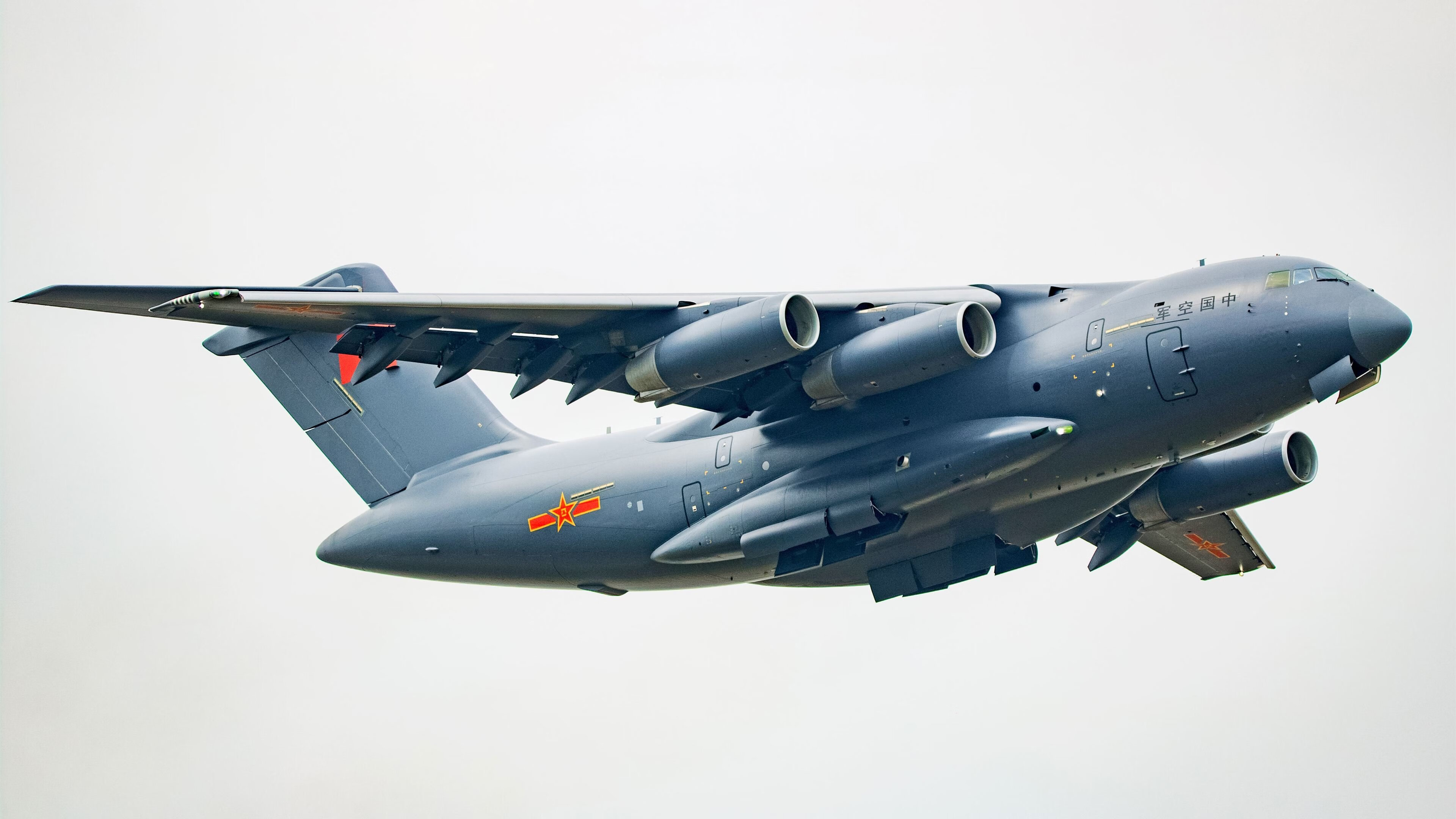 爱游戏官方-碳纤维躯壳与心跳，当红牛车队以算法轻取赛道，汉密尔顿用血肉扛起一个时代的尊严