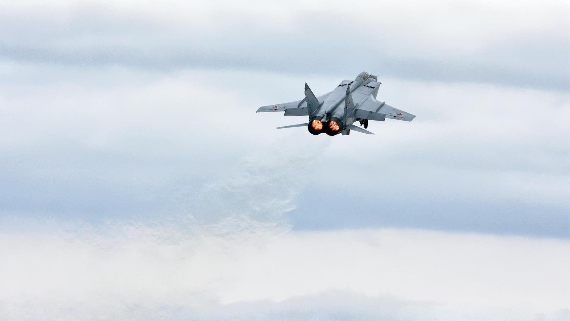 爱游戏APP-锁死字母的钢铁牢笼，米切尔如何用防守密码重启勇士王朝引擎？